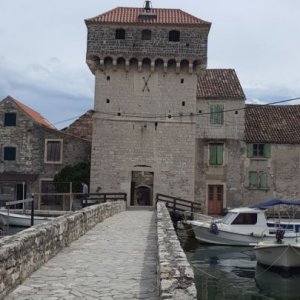 Dalmatien: KASTELA GOMILICA> Brücke