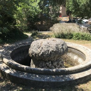 Istrien: Pula < altes Krankenhaus < Brunnen