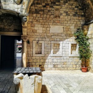 Dalmatien: Trogir> Brunnen