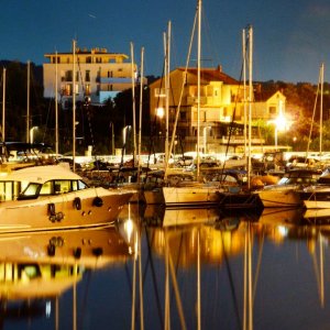 Dalmatien: Jezera > am Hafen