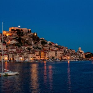 Sibenik hereinbrechende Nacht