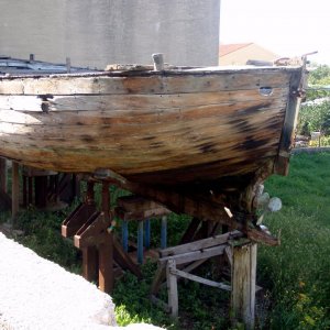 Kvarnar: PUNAT > altes Holzboot