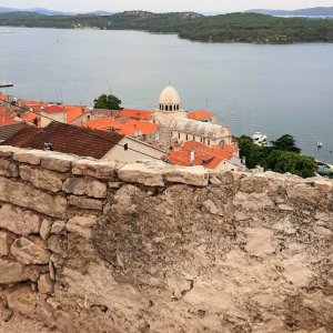 Blick von der Festungsmauer in Sibenik